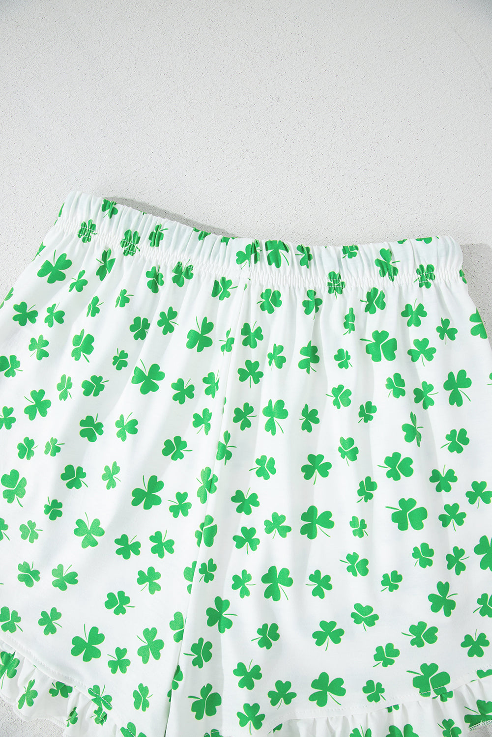 Conjunto de pijama de manga corta con estampado de trébol verde y pantalón corto con volantes