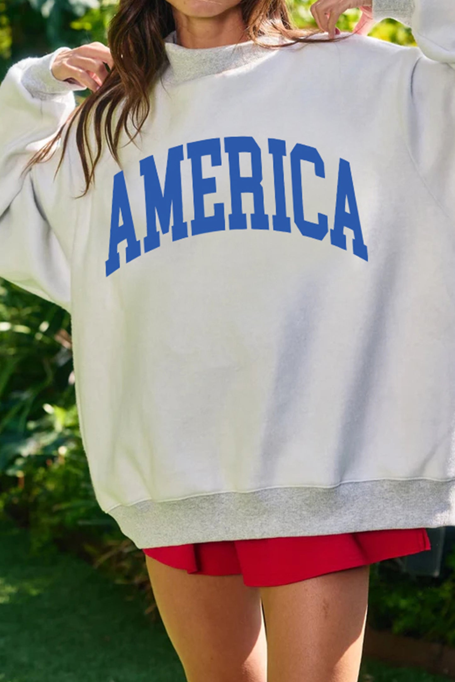 Sudadera gris claro con cuello simulado y gráfico reversible de EE. UU./América