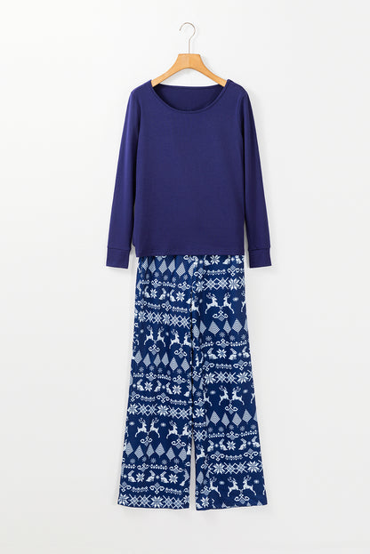 Conjunto de dos piezas de salón: top liso azul y pantalones navideños