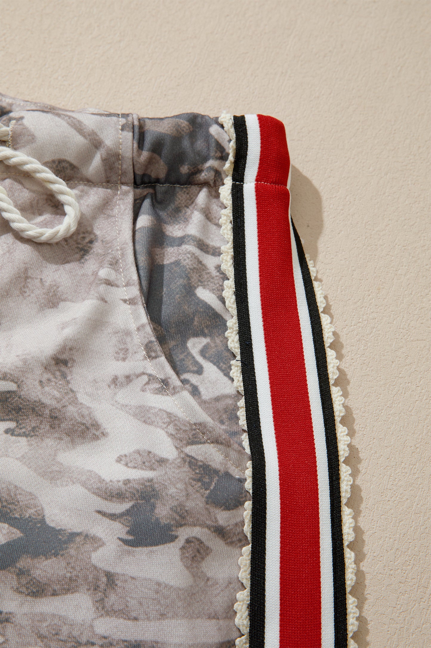 Pantalones con cordón, patchwork de paneles laterales a rayas y estampado de camuflaje caqui
