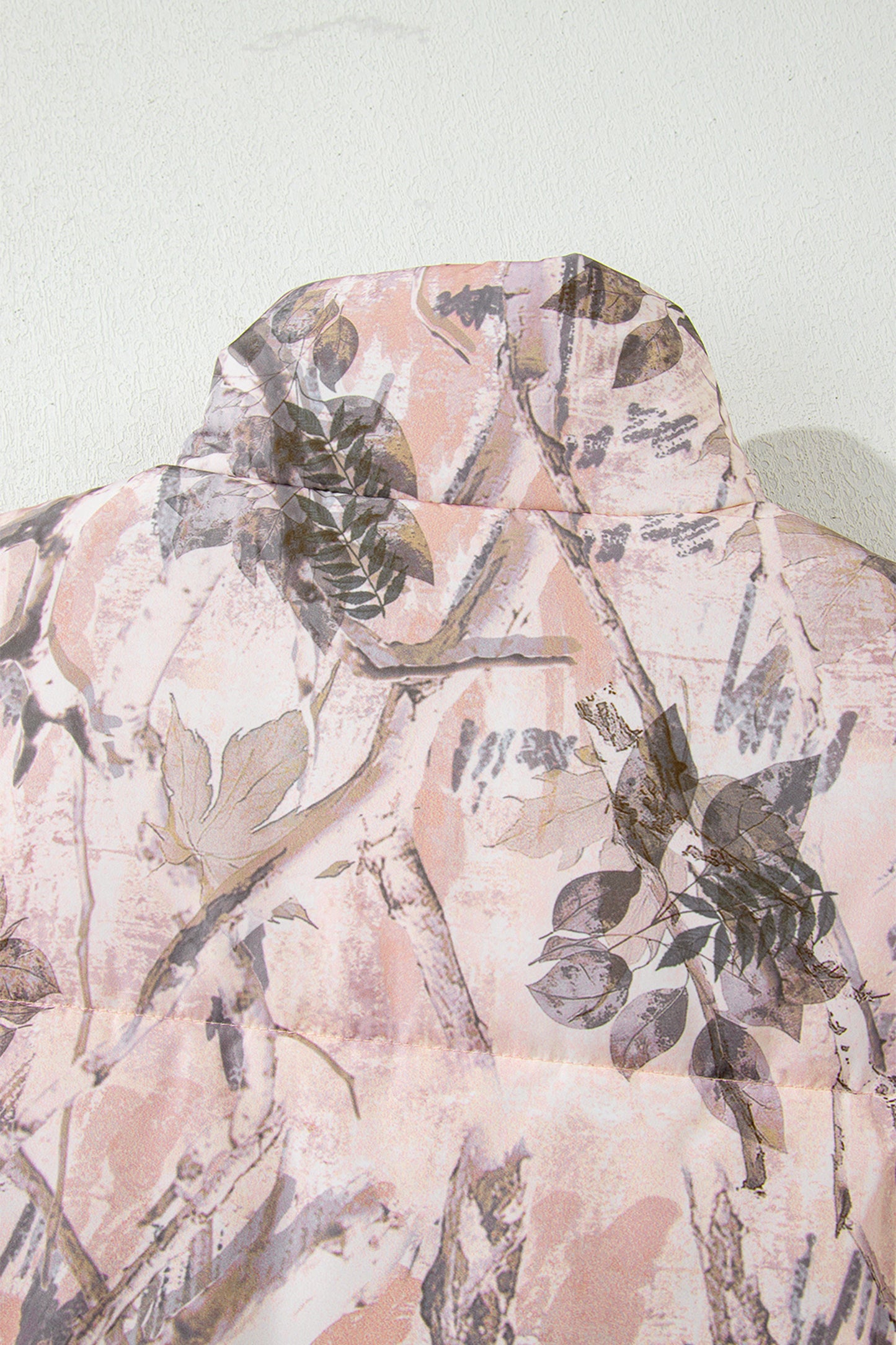Chaleco acolchado de invierno con estampado de hojas de camuflaje marrón