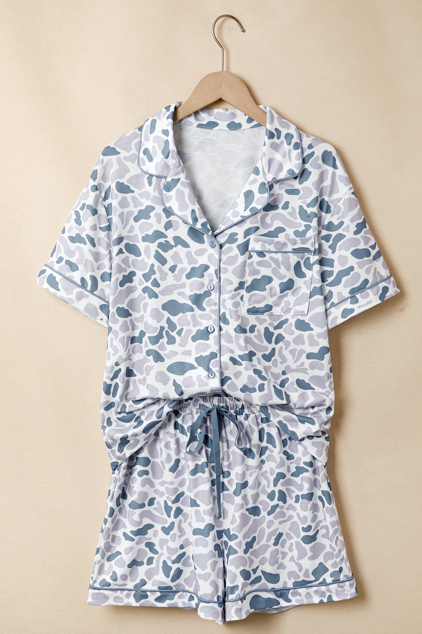 Conjunto de pijama de 2 piezas con estampado de camuflaje beige con solapa y cordón para shorts