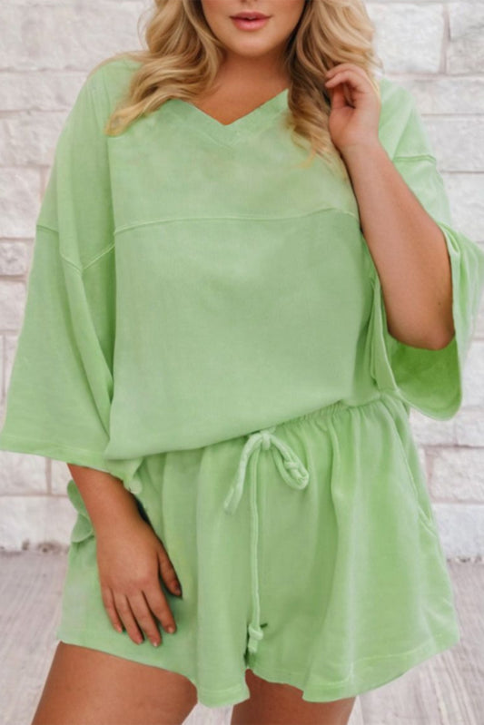 Conjunto de 2 piezas de blusa de talla grande con escote en V y hombros caídos color verde niebla y shorts sueltos