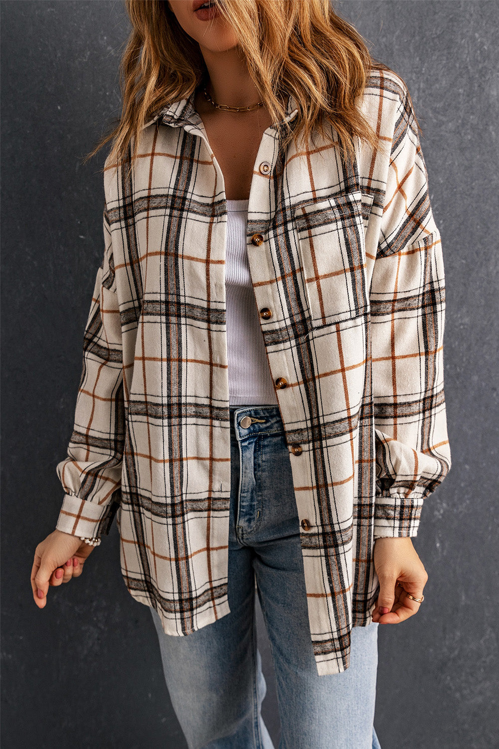 Sobrecamisa Blanca de Cuadros Grandes con Aberturas