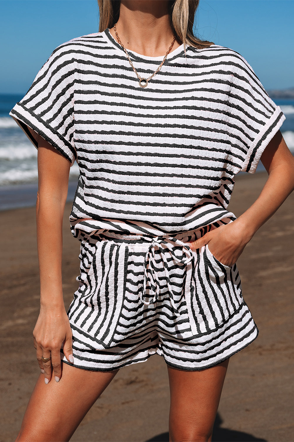 Conjunto de top de manga corta de punto con rayas negras y shorts con cordón