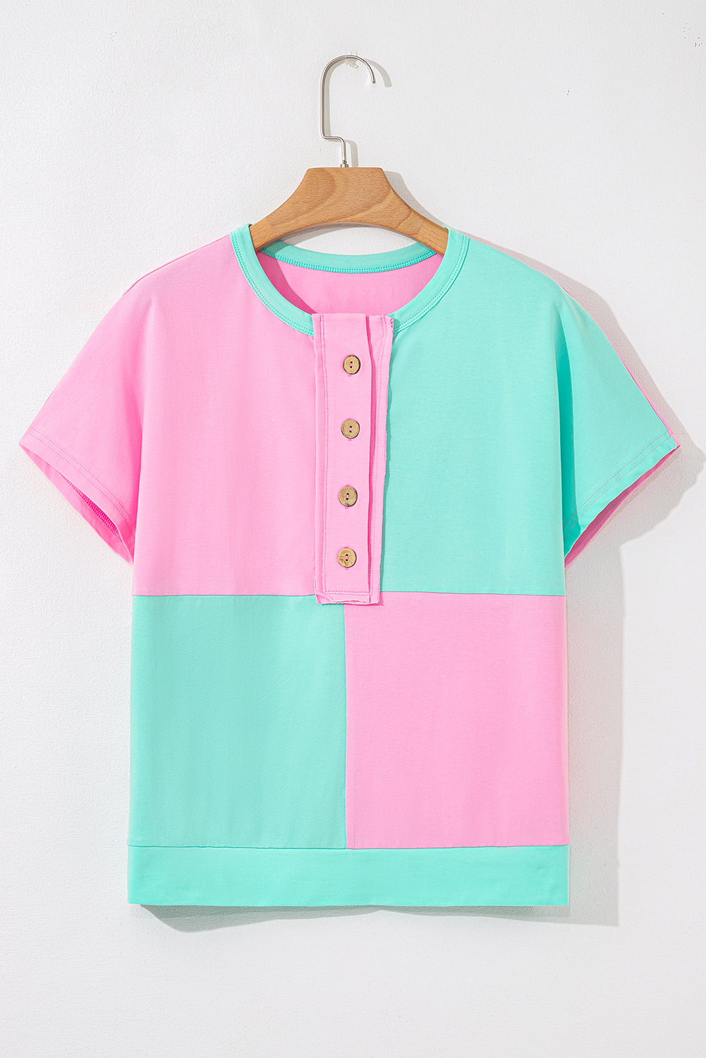 Camiseta con cuello y medio abotonado, dos tonos verde menta