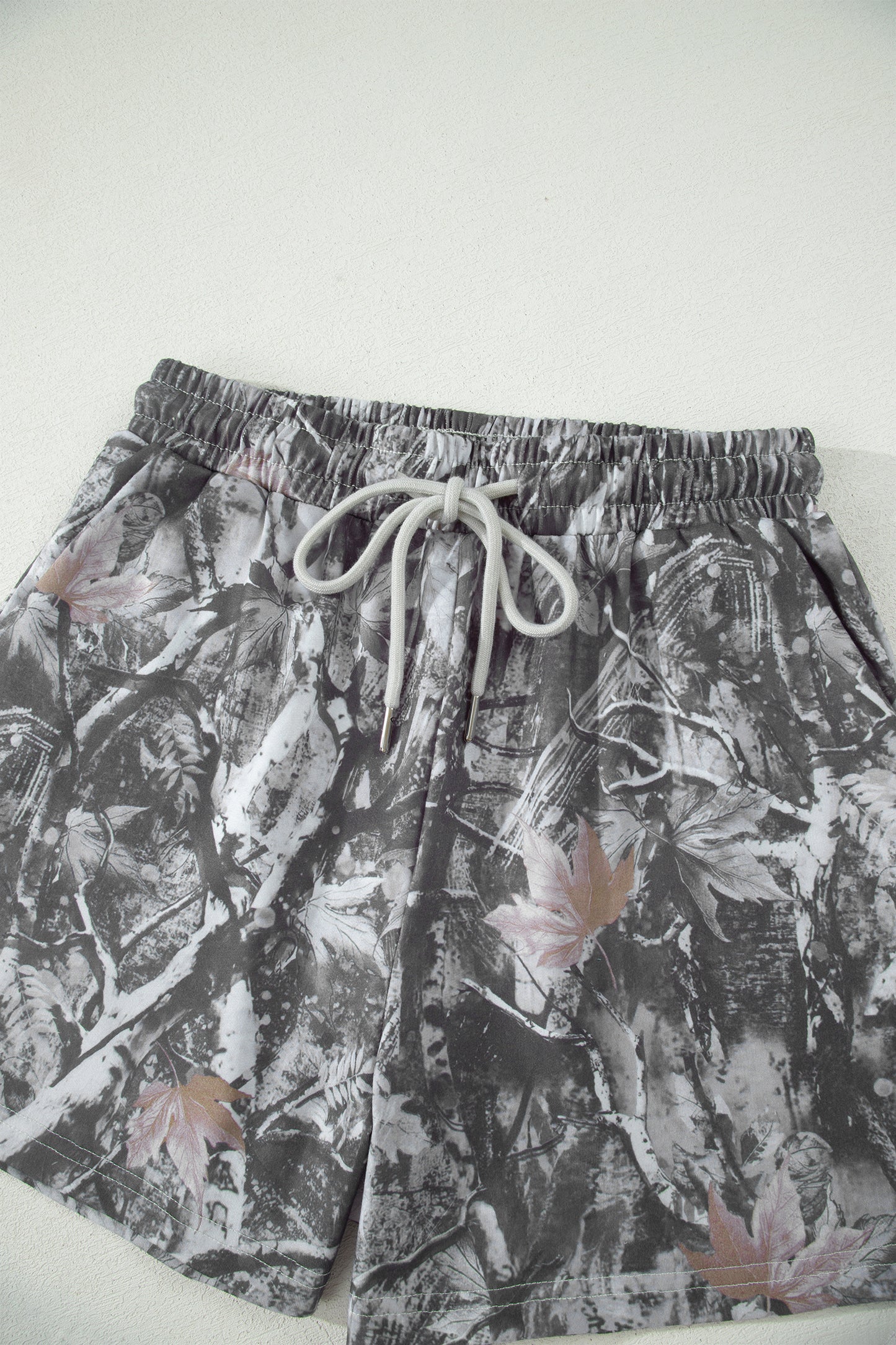 Pantalón Corto Elástico con Estampado de Hojas de Arce Abstractas Grises