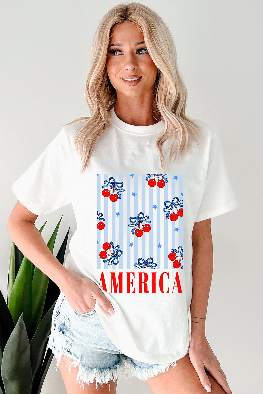 Camiseta patriótica de cuello redondo con gráfico de cereza con lazo blanco de AMÉRICA