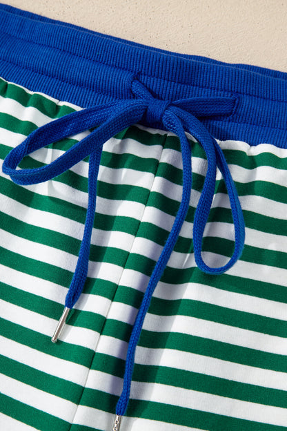 Conjunto corto de talla grande con camiseta cuadrada a rayas verdes y cordón elástico en la cintura