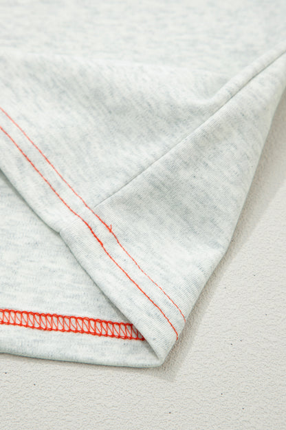 Camiseta reversible gris claro con costuras en contraste