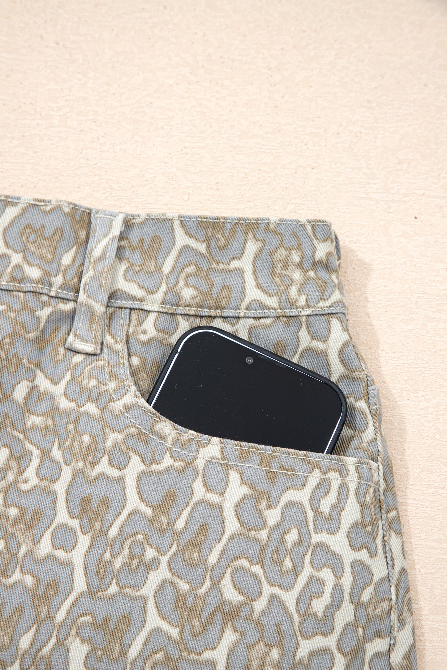 Pantalones cortos de mezclilla caqui con estampado de leopardo y borde sin rematar