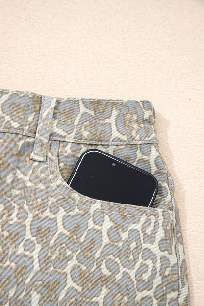 Pantalones cortos de mezclilla caqui con estampado de leopardo y borde sin rematar