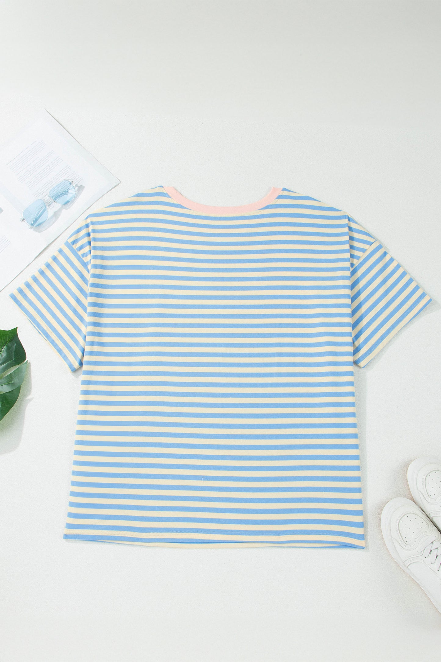 Camiseta de talla grande con rayas celestes, hombros caídos y ribete en contraste con cuello redondo