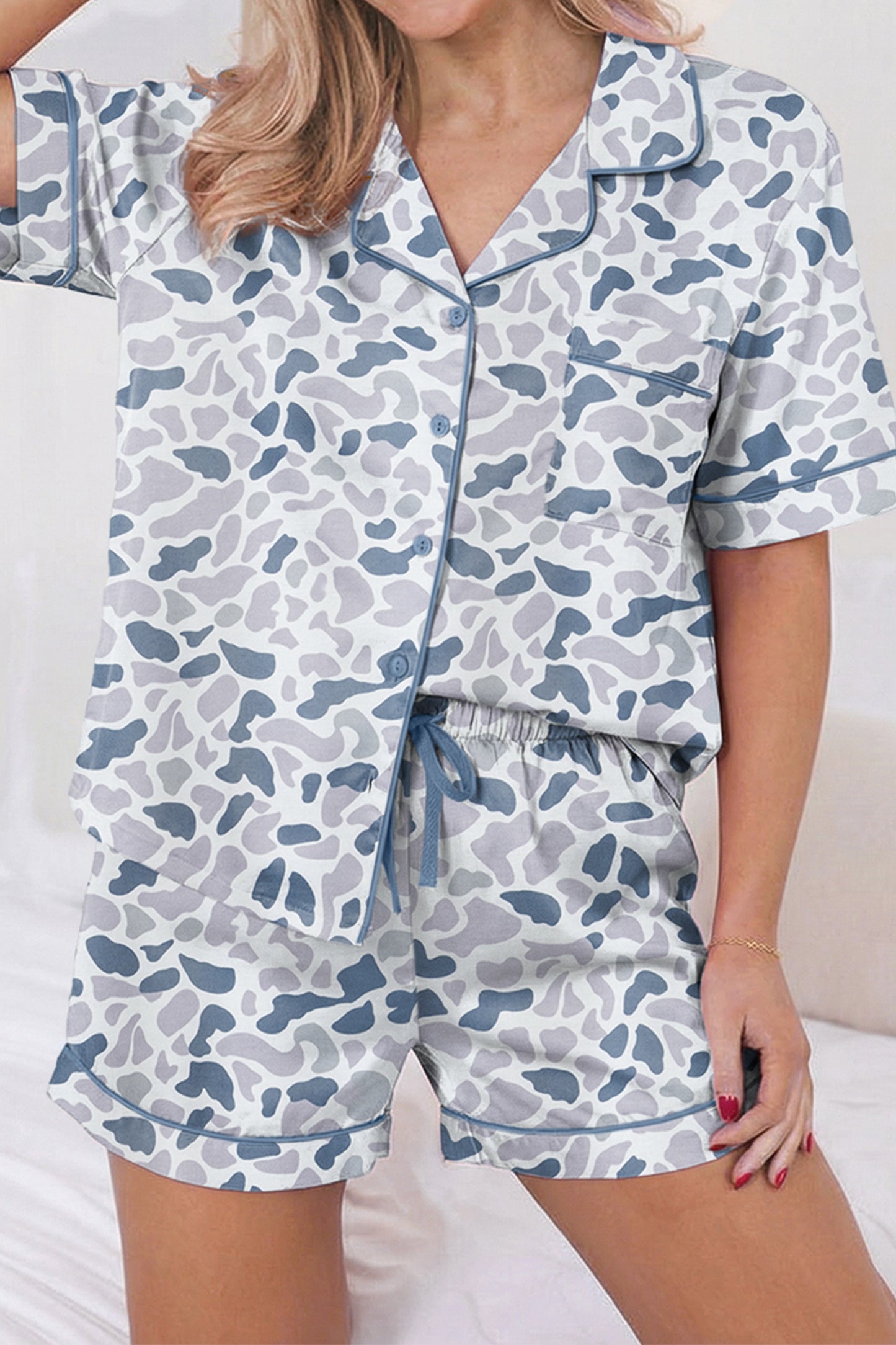Conjunto de pijama de 2 piezas con estampado de camuflaje beige con solapa y cordón para shorts