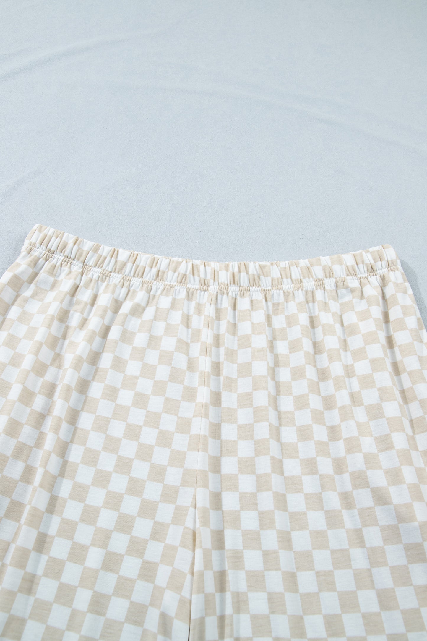 Conjunto de dos piezas de salón de camiseta de manga media y pantalones sueltos con estampado a cuadros en talla grande color caqui