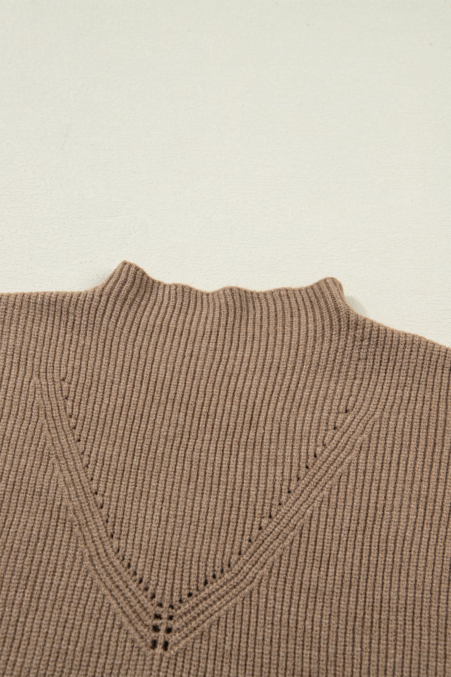 Suéter sin mangas holgado de cuello alto de punto acanalado color beige francés claro liso