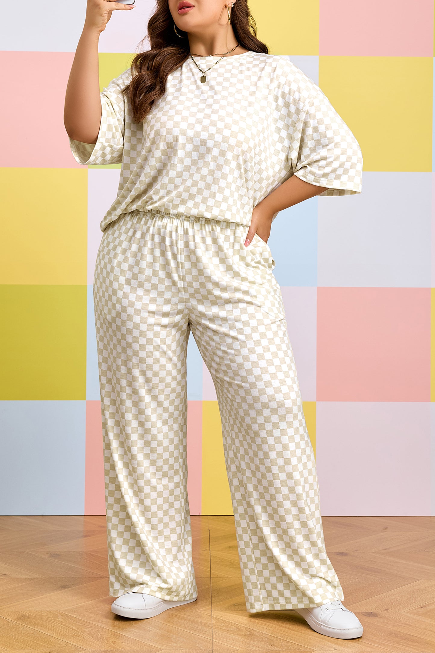 Conjunto de dos piezas de salón de camiseta de manga media y pantalones sueltos con estampado a cuadros en talla grande color caqui