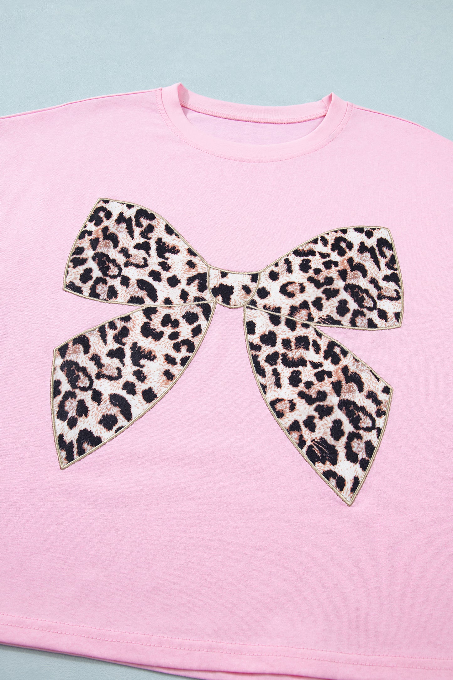 Camiseta de algodón con cuello redondo, estampado de leopardo rosa y lazo bordado