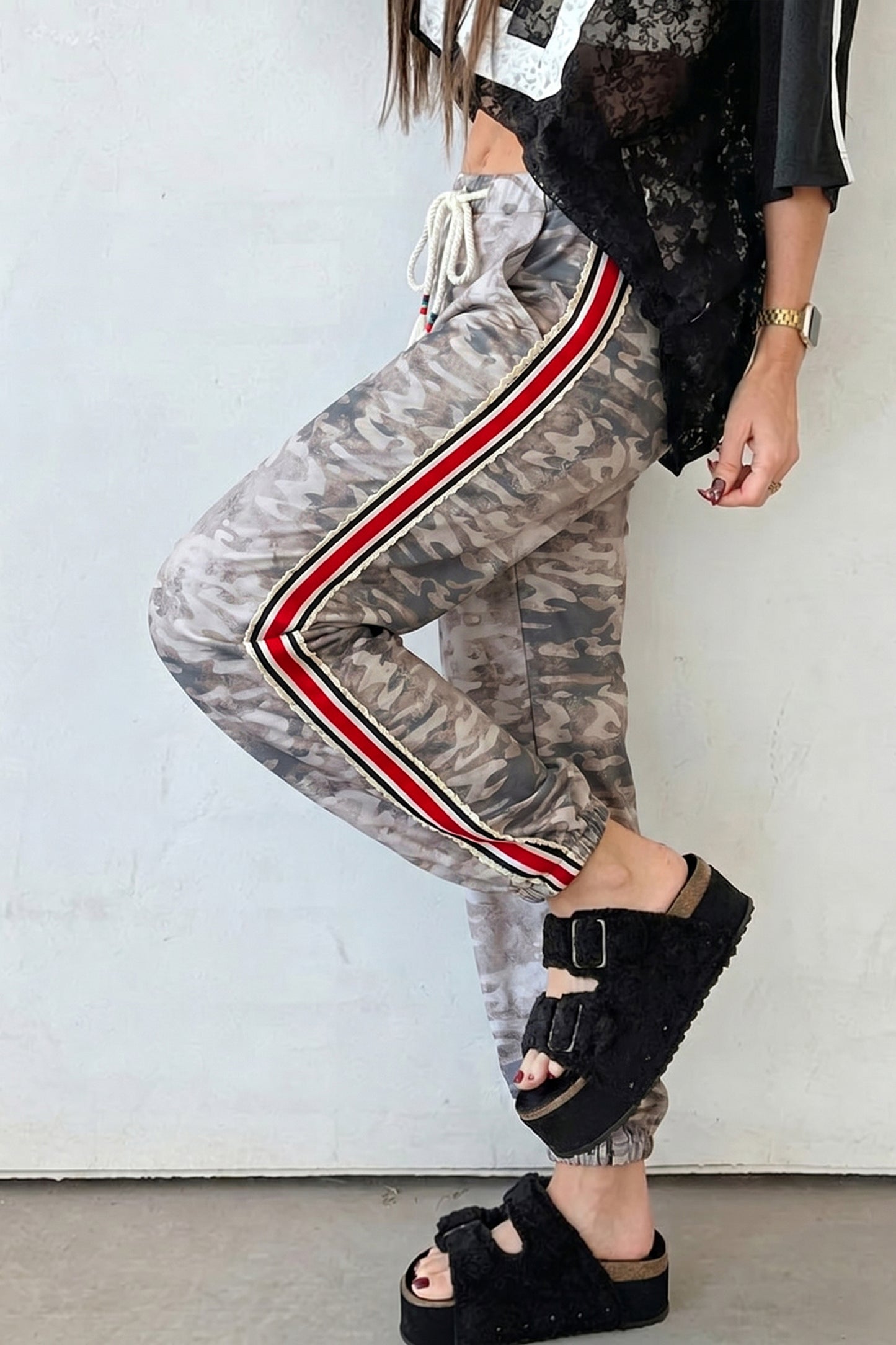 Pantalones con cordón, patchwork de paneles laterales a rayas y estampado de camuflaje caqui