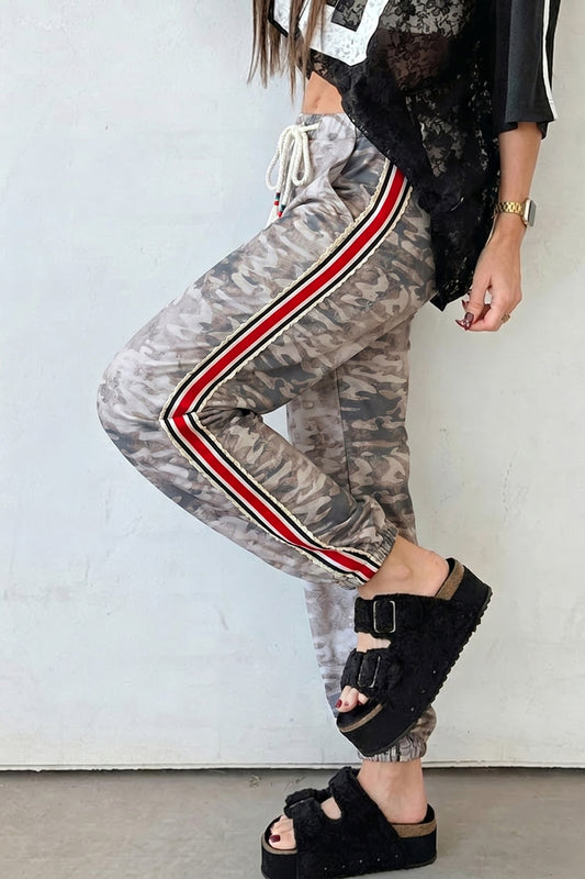 Pantalones con cordón, patchwork de paneles laterales a rayas y estampado de camuflaje caqui