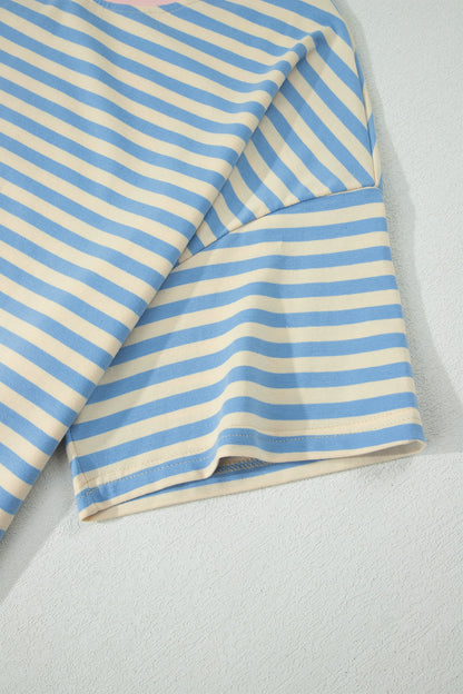 Camiseta de talla grande con rayas celestes, hombros caídos y ribete en contraste con cuello redondo