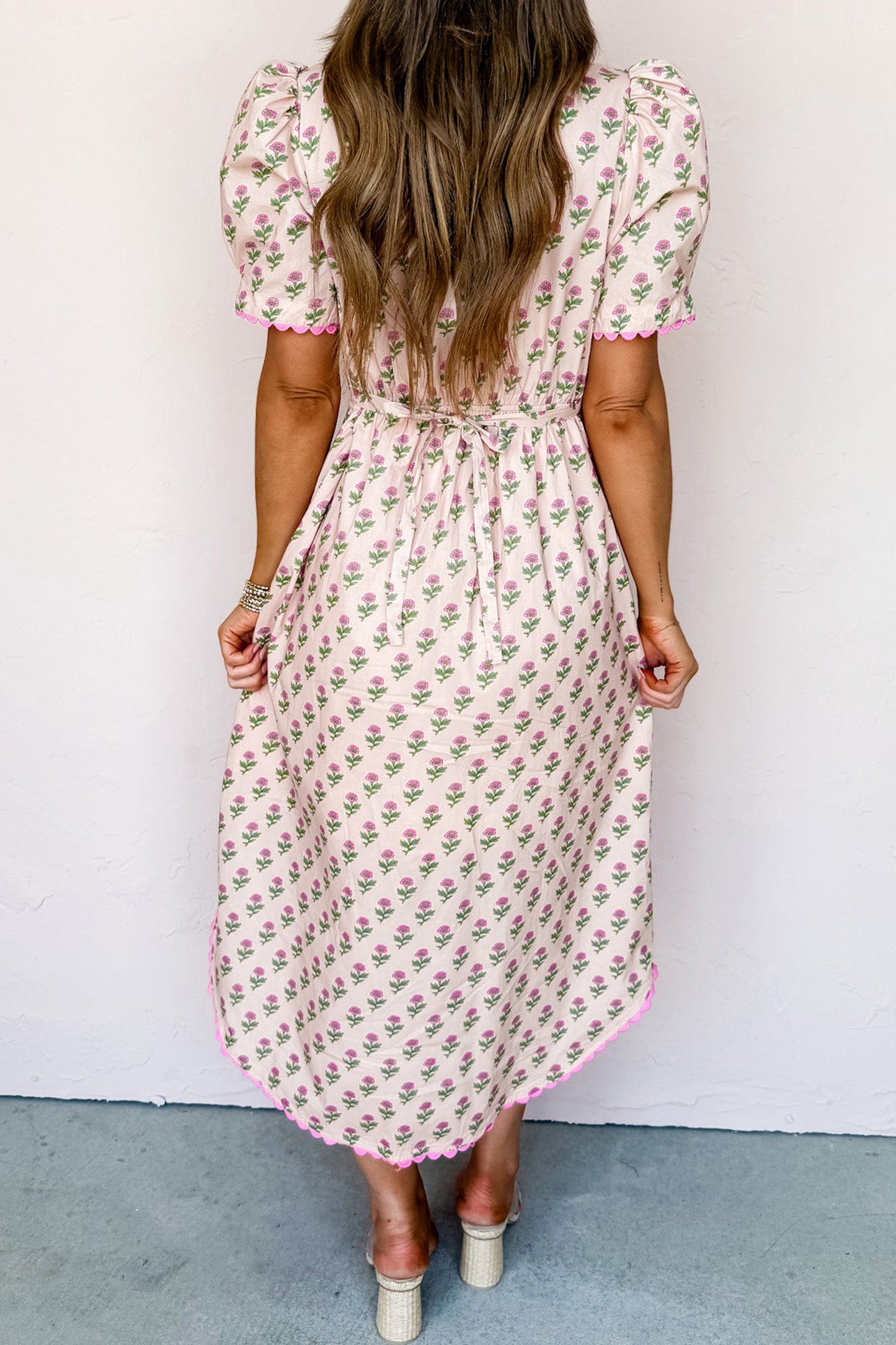 Vestido largo de manga corta con escote en V, estampado floral rosa, ribete festoneado y botones frontales