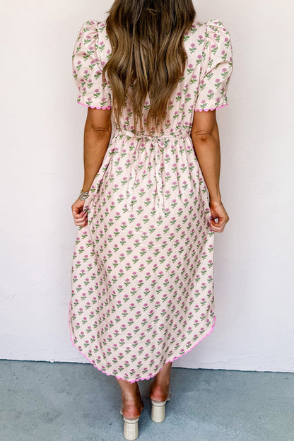Vestido largo de manga corta con escote en V, estampado floral rosa, ribete festoneado y botones frontales
