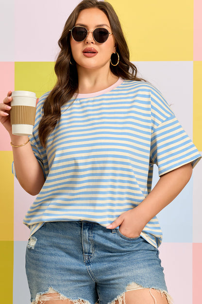 Camiseta de talla grande con rayas celestes, hombros caídos y ribete en contraste con cuello redondo