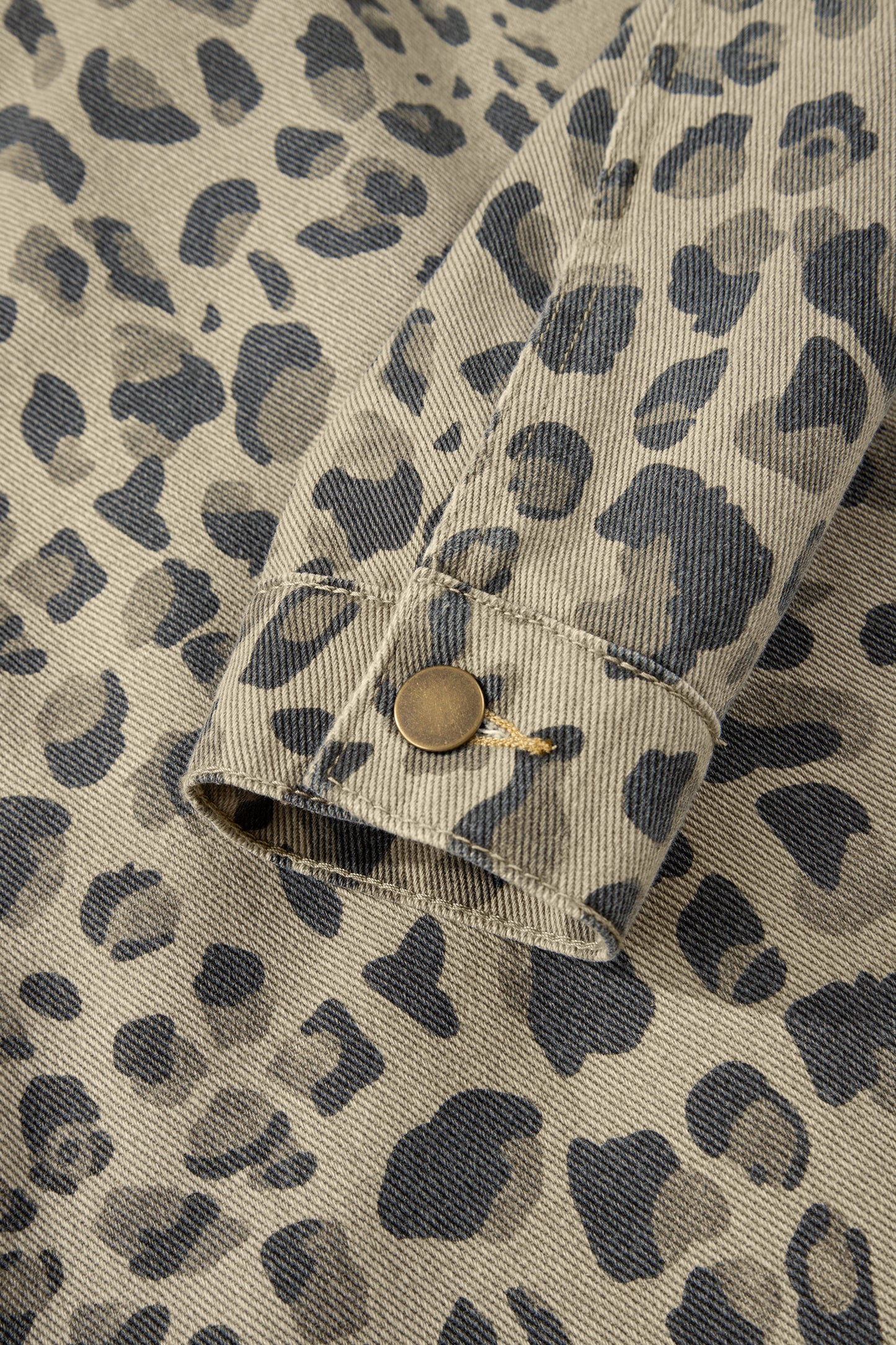 Chaqueta vaquera color caqui con estampado retro de leopardo y detalles de costura con botones