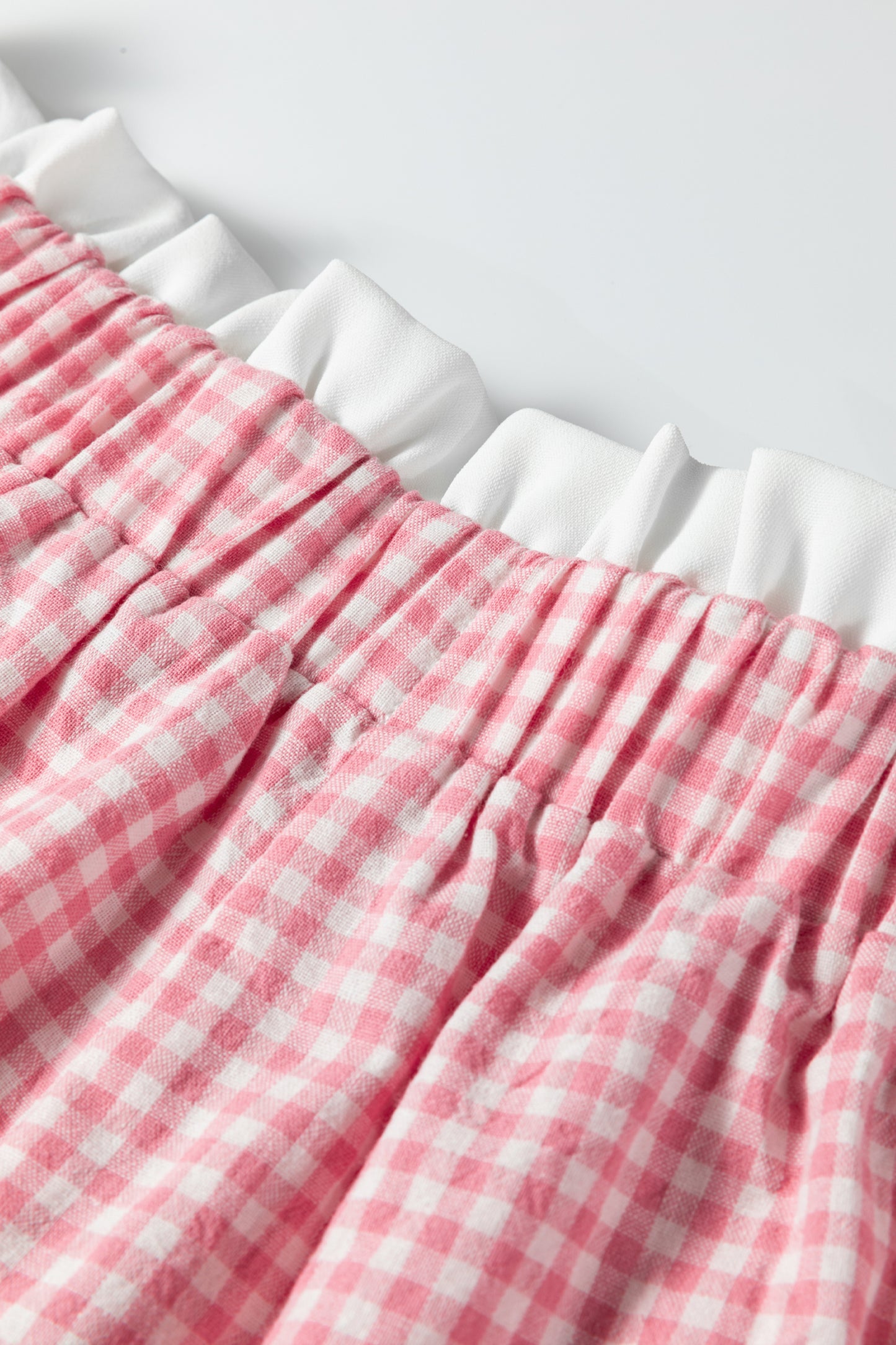 Pantalones cortos de talla grande con estampado de cuadros y ribete rosa en contraste