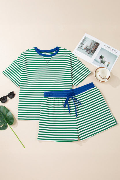 Conjunto corto de talla grande con camiseta cuadrada a rayas verdes y cordón elástico en la cintura