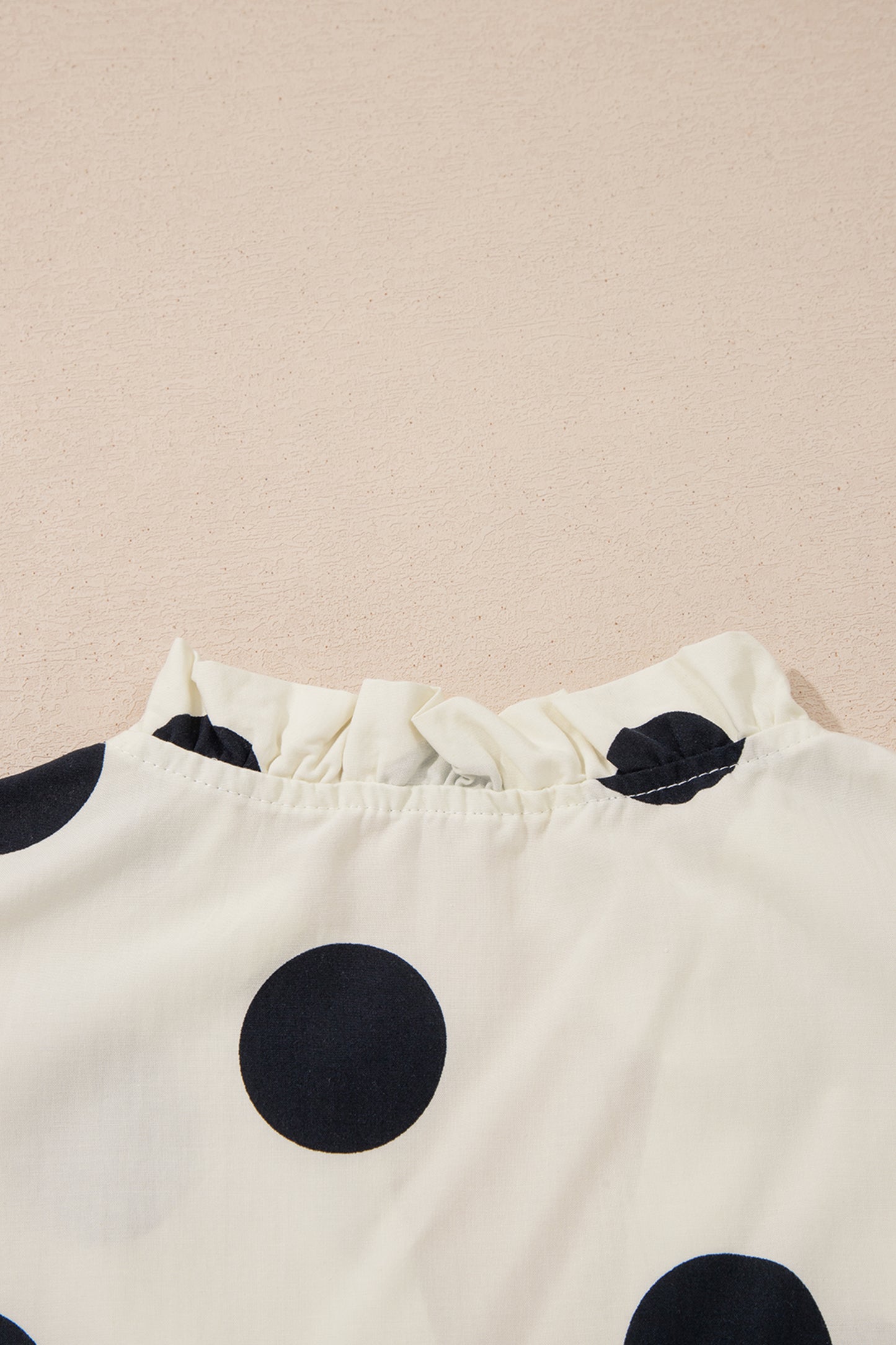 Blusa informal de manga corta con volantes y cuello en V de lunares albaricoque