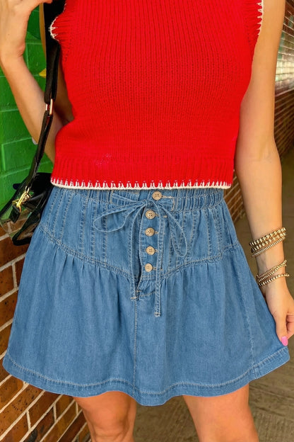 Minifalda vaquera celeste con botones, plisada, de talle alto con cordón