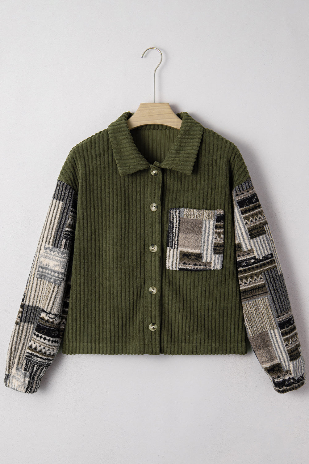 Chaqueta abotonada de vellón acanalado verde selva con estampado a cuadros y retazos