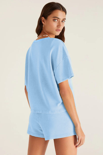 Conjunto de camiseta Myosotis con cuello en V y hombros caídos, y shorts con cintura elástica y cordón de retazos