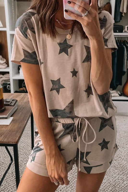 Conjunto corto de pijama con estampado de estrellas de camuflaje caqui