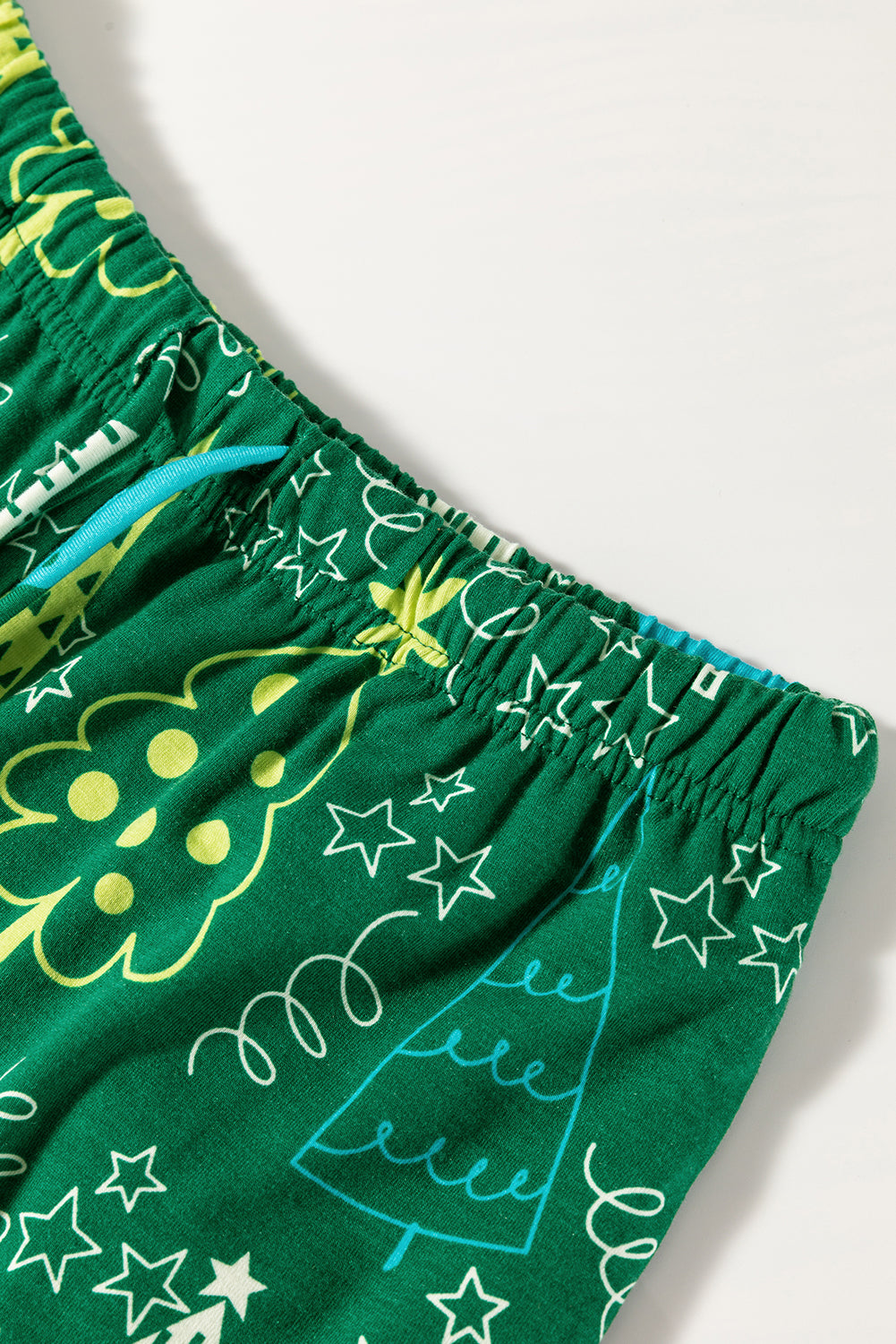 Conjunto de salón de camiseta con cuello en V y pantalones con estampado de árbol de Navidad verde