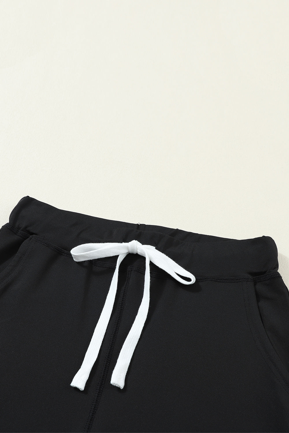 Pantalones jogger negros con cordón, cintura elástica y bolsillos