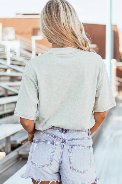 Camiseta reversible gris claro con costuras en contraste