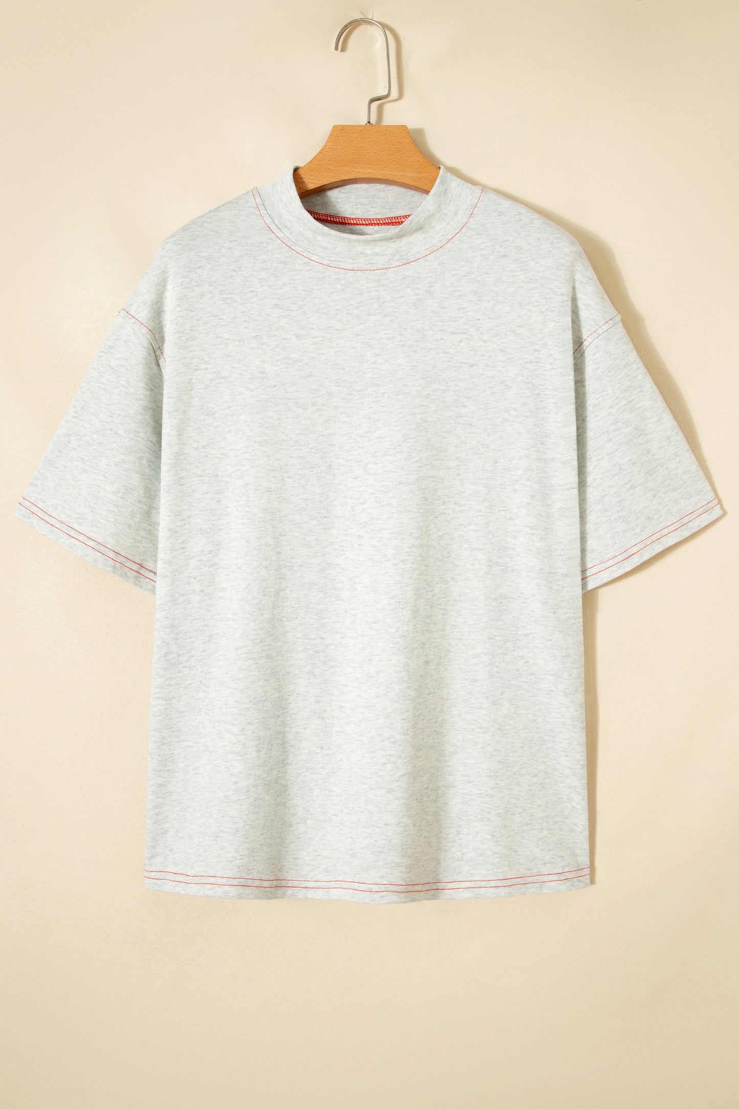 Camiseta reversible gris claro con costuras en contraste