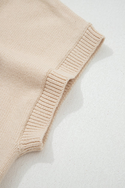 Suéter de manga corta con cuello simulado, herraduras de cordón y ribete acanalado color pergamino