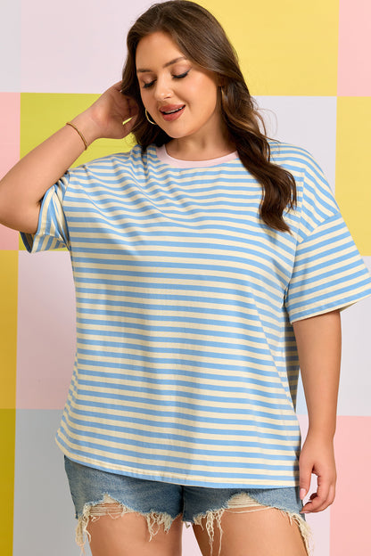 Camiseta de talla grande con rayas celestes, hombros caídos y ribete en contraste con cuello redondo
