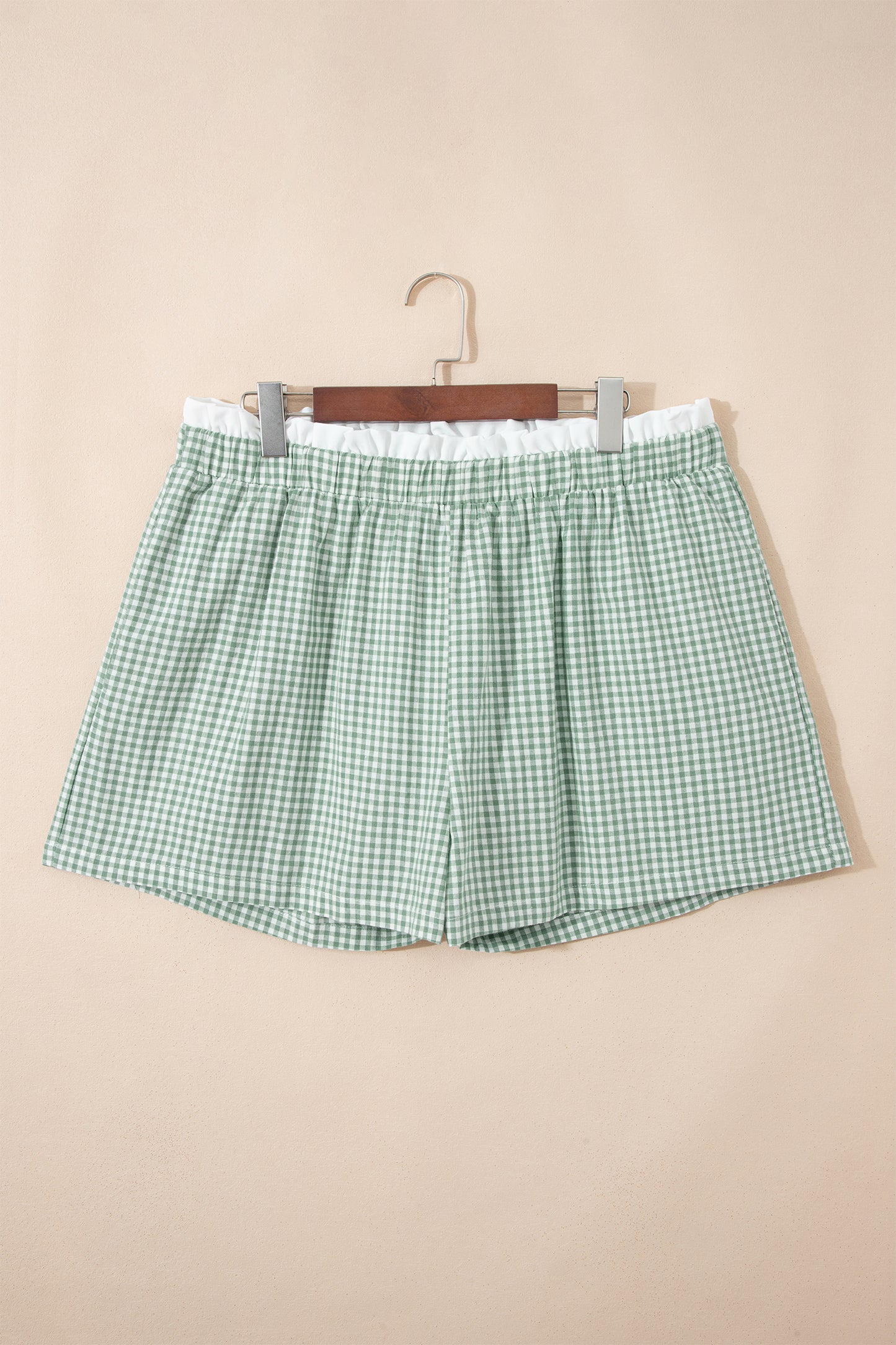Pantalones cortos de talla grande con estampado de cuadros y ribete verde en contraste