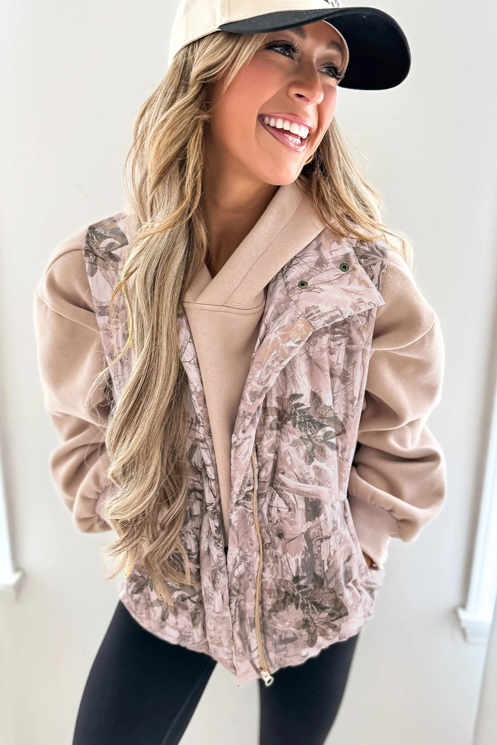 Chaleco acolchado de invierno con estampado de hojas de camuflaje marrón