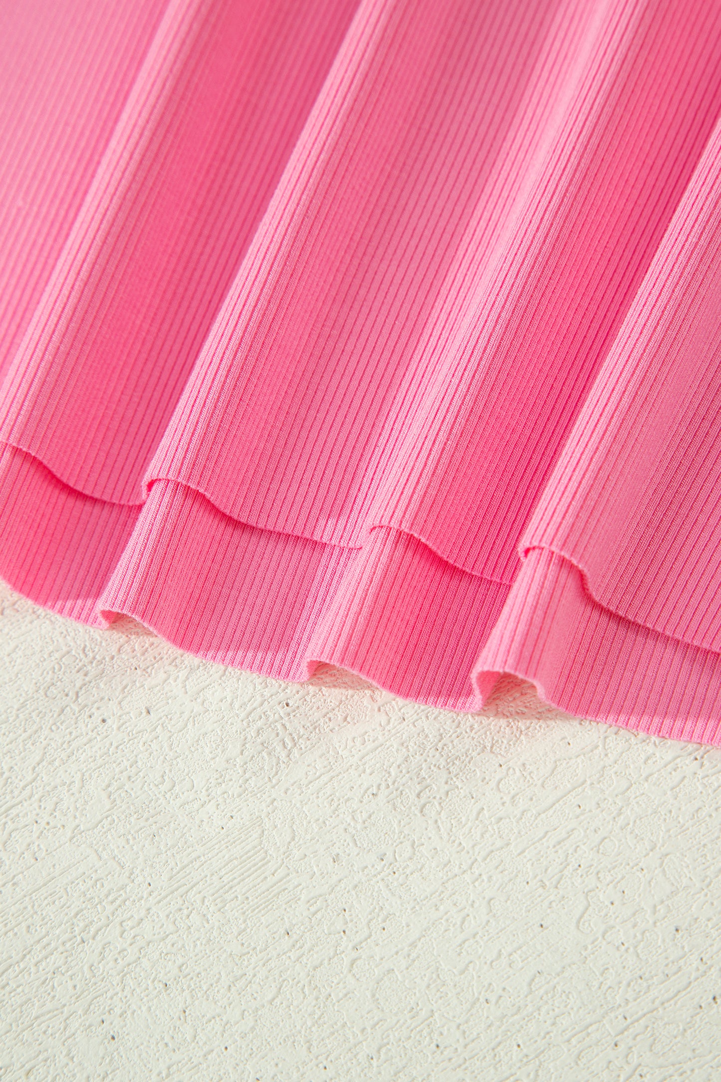 Conjunto de 2 piezas de top de tirantes finos rosa sachet y shorts elásticos de talle alto