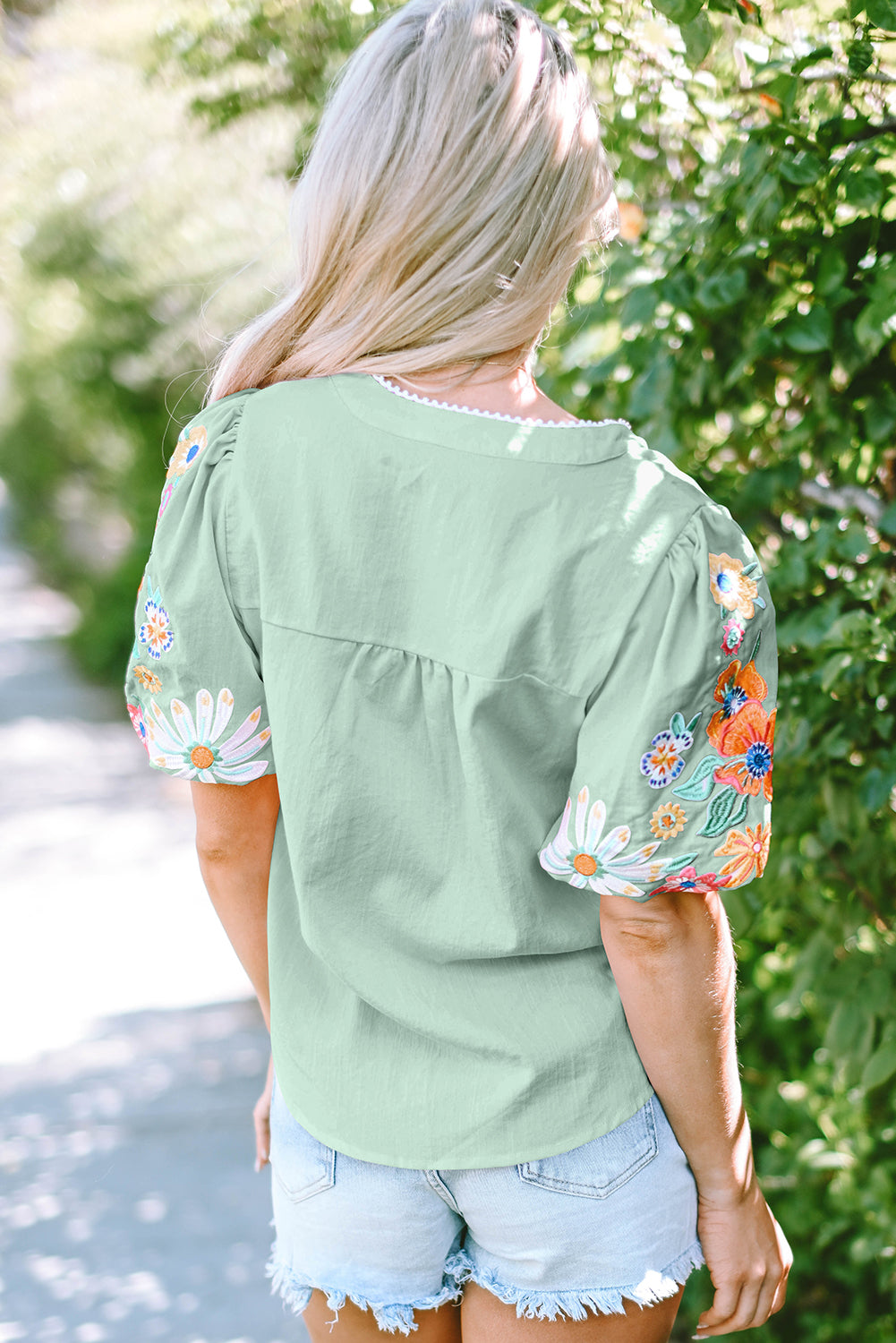 Blusa con mangas abullonadas y cuello dividido Clearly Aqua con bordado floral