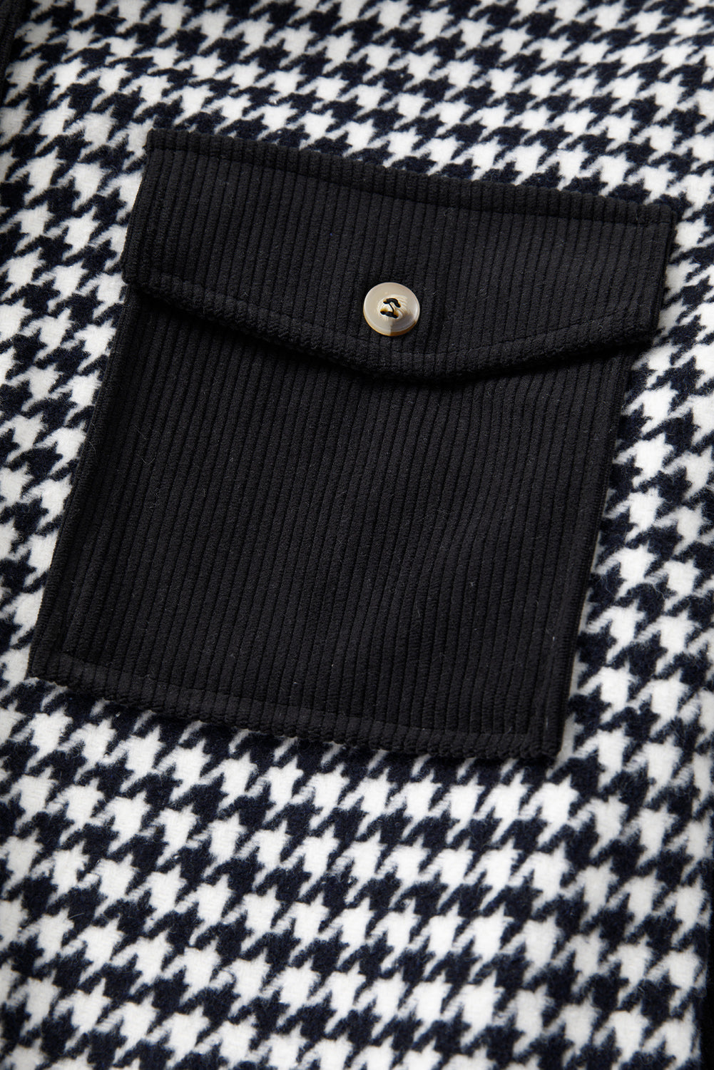 Sobrecamisa negra de pana con diseño de pata de gallo y bolsillos con solapa