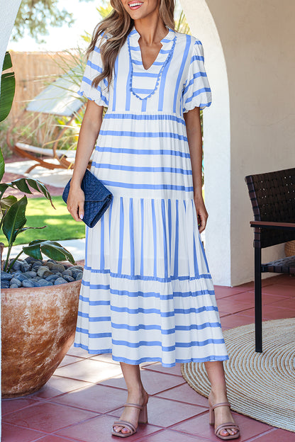 Vestido de vacaciones de media manga con cuello con muescas y ribete de ricrac a rayas azul cielo