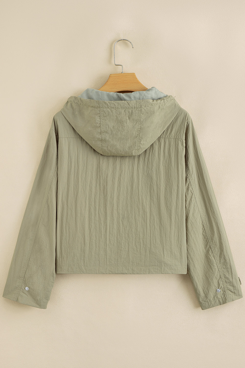 Chaqueta utilitaria corta con capucha y bolsillos con cremallera en verde laurel