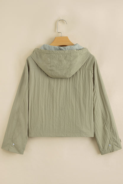Chaqueta utilitaria corta con capucha y bolsillos con cremallera en verde laurel